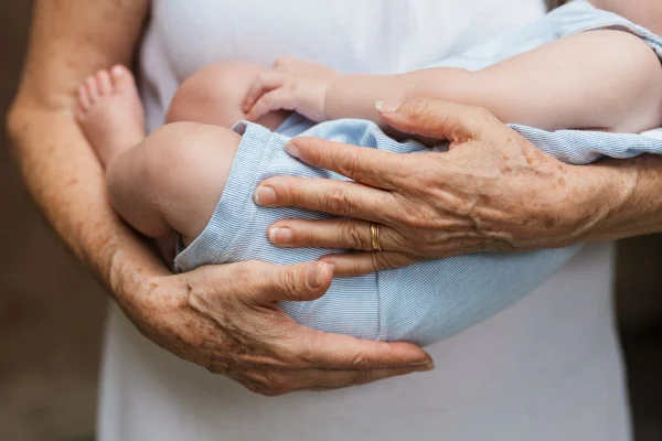 “Creche da vovó”: mulher ganhou mais de R$ 180 mil por cuidar de netos