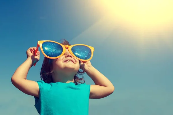 Opções coloridas e modernas de óculos de sol estão com tudo