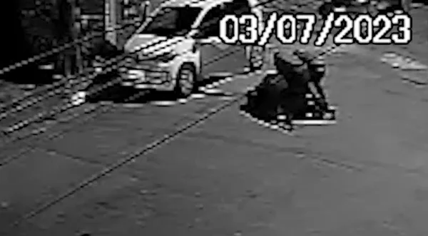Cenas fortes: policial é agredida e baleada no rosto ao reagir a assalto; vídeo