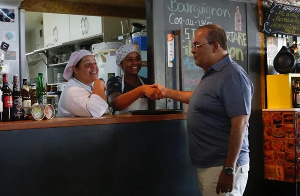 A dois dias da posse, Ibaneis visita feiras e come dobradinha