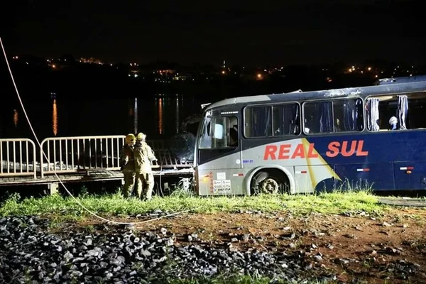 Acidente deixa quatro feridos e ônibus pendurado na margem do Paranoá