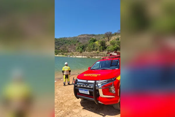 Viatura do corpo de bombeiros de MG na Lagoa Várzea das Flores, onde encontraram corpo de mulher que morreu afogada