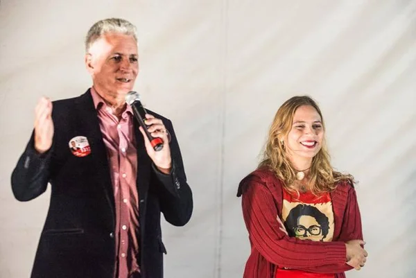 Após tumulto em MG, deputada eleita pede de volta placa de Lula Livre