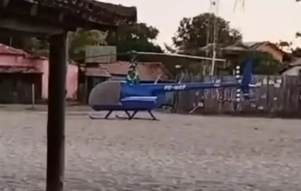 Imagem colorida de helicóptero em campo de futebol - Metrópoles