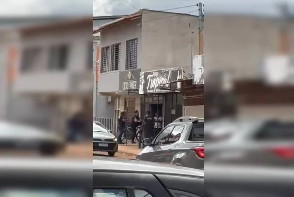 policiais prendendo homem