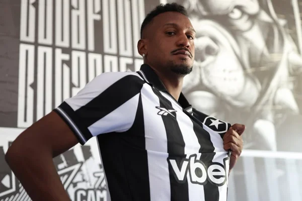 Imagem colorida de Edenilson