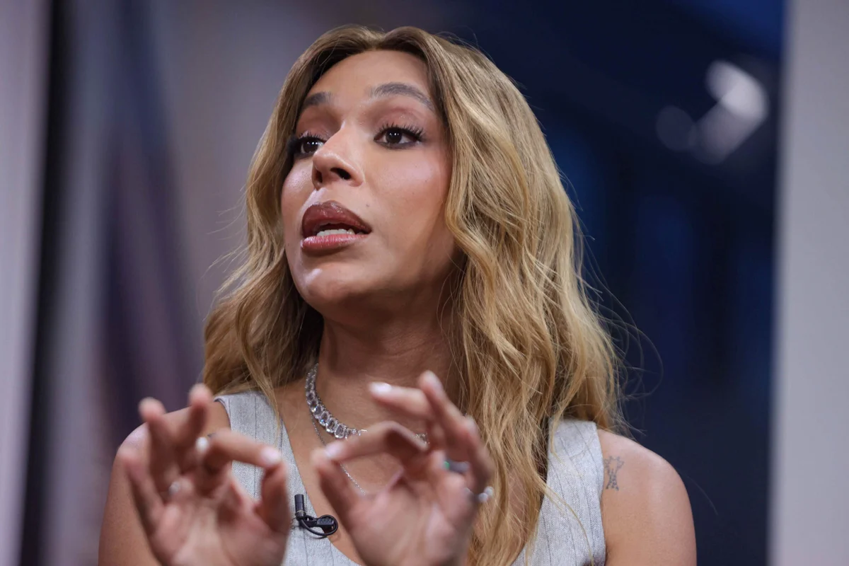 TRE-SP manda retirar vídeos de candidata do Novo contra Erika Hilton