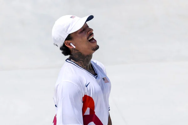 Astro do skate nos EUA arrisca a vida em manobra perigosa: assista