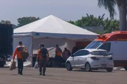 Ali, os legendários ergueram outra grande tenda para abrigar uma "lojinha" oficial, onde araras exibiam camisas, casacos, bonés e diversos outros itens estampados com a marca da organização, devidamente colocados à venda para os frequentadores Ali, os legendários ergueram outra grande tenda para abrigar uma "lojinha" oficial, onde araras exibiam camisas, casacos, bonés e diversos outros itens estampados com a marca da organização, devidamente colocados à venda para os frequentadores