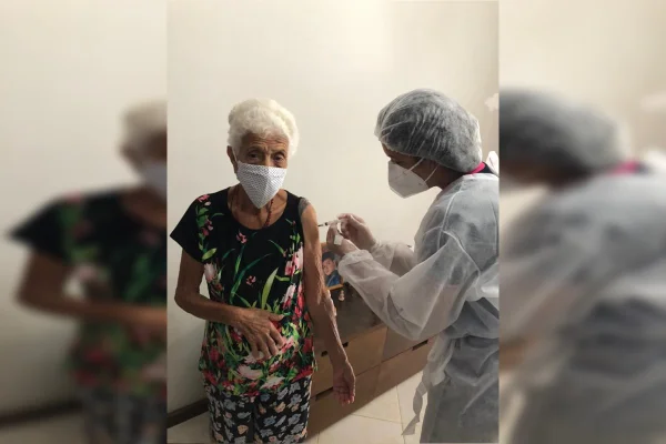 RJ: número de morte de idosos vacinados dobra em seis semanas