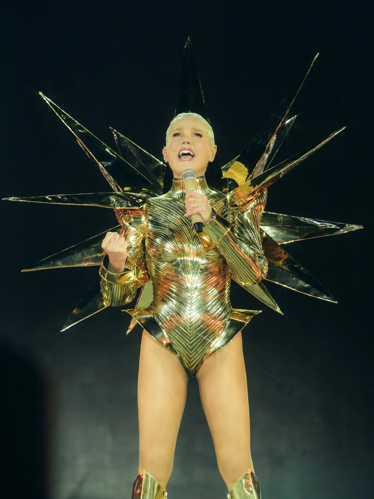 Xuxa trocou de figurino diversas vezes durante a apresentação Xuxa trocou de figurino diversas vezes durante a apresentação