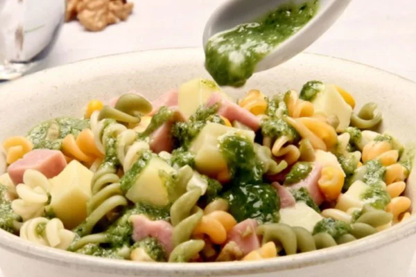 Salada de macarrão de pesto