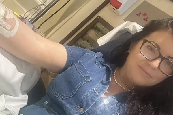 Foto colorida de mulher com soro no braço em tratamento para câncer de pele - Metrópoles