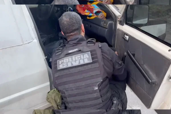 “Positivo indesejado”: polícia do Rio mira venda de abortivos pela webde Fernando Iggnacio O Grupo de Atuação Especializada de Combate ao Crime Organizado do Ministério Público do Estado do Rio de Janeiro (GAECO/MPRJ) obteve decisão da 1ª Vara Criminal da Capital que levará a júri popular o bicheiro Rogério de Andrade, acusado de ser o mandante da morte de Fernando de Miranda Iggnacio, em novembro de 2020, no Recreio dos Bandeirantes. Também foi pronunciado Gilmar Eneas Lisboa, denunciado por monitorar a rotina da vítima antes do crime. A Justiça manteve a prisão preventiva de ambos. De acordo com a denúncia do GAECO/MPRJ, o homicídio foi motivado pela disputa entre Rogério e Fernando pelo controle de pontos de exploração de jogos de azar. A investigação aponta que Rogério determinou a Márcio Araújo de Souza, integrante de sua organização criminosa e homem de sua confiança, que organizasse a execução. Fernando foi morto a tiros de fuzil após desembarcar de helicóptero no heliporto da HeliRio. Os criminosos aguardaram a vítima por cerca de quatro horas em um terreno ao lado do estacionamento. Rogério já havia sido denunciado pelo MPRJ pelo mesmo crime em 2021. Em 2022, a Segunda Turma do Supremo Tribunal Federal (STF) determinou o trancamento daquela ação penal por entender que a denúncia apresentava fragilidade probatória. A partir de um novo Procedimento Investigatório Criminal (PIC), o GAECO/MPRJ aprofundou as investigações, reuniu novas provas sobre a participação de Rogério e identificou Gilmar como mais um envolvido no homicídio. A nova denúncia foi recebida pela Justiça em outubro de 2024 e mantida pelo STF, que, em junho de 2026, rejeitou uma reclamação da defesa de Rogério ao considerar demonstrada a existência de novos elementos de prova. Na decisão de pronúncia, proferida no dia 18/08, a Justiça rejeitou os questionamentos das defesas sobre a validade das provas digitais e concluiu haver indícios suficientes de autoria e participação para que Rogério e Gilmar sejam submetidos ao Tribunal do Júri. A defesa recorreu da decisão, mas a Justiça manteve.