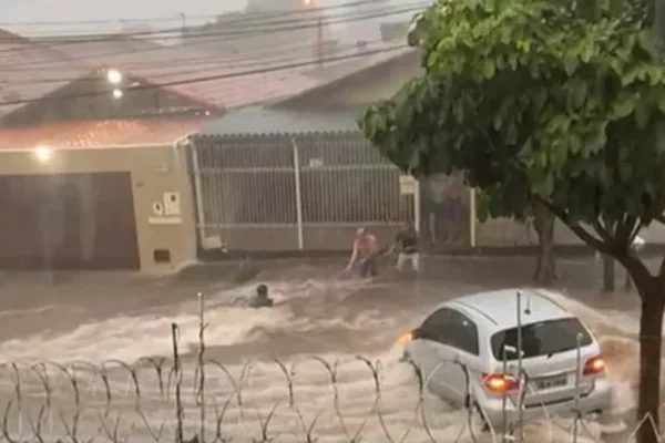 Homem joga corda para salvar rapaz arrastado por enxurrada em Goiânia