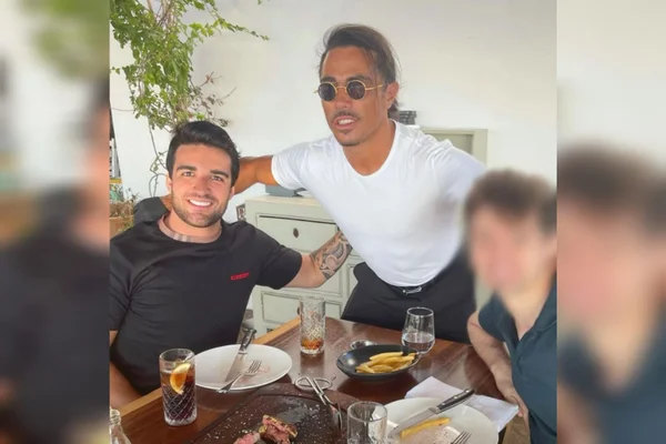 O influencer Felipe Kallas posa ao lado de um amigo no restaurante do chef Salt Bae, em Míconos, na Grécia