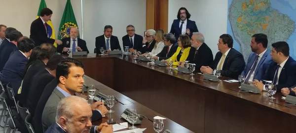 Congresso entrega decreto aprovado de intervenção federal no DF a Lula