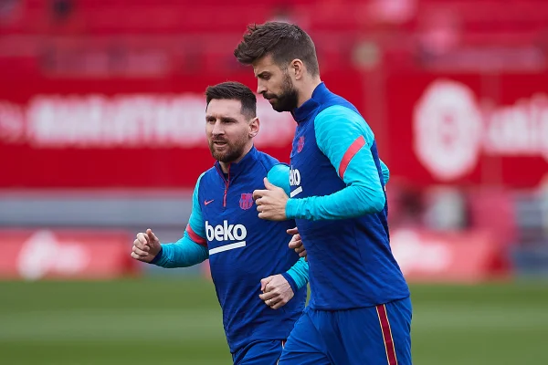 Messi e Piqué treinando no Barcelona - Metrópoles