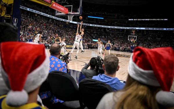 Imagem colorida da rodada de natal da NBA