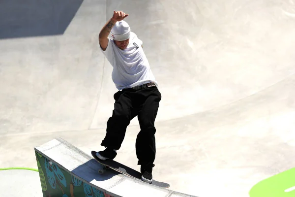 Pedro Barros cai, bate a cabeça e abandona torneio de skate no RJ