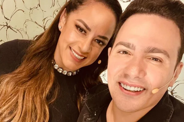 Silvia Abravanel e Gustavo Moura posam juntos e sorridentes - Metrópoles