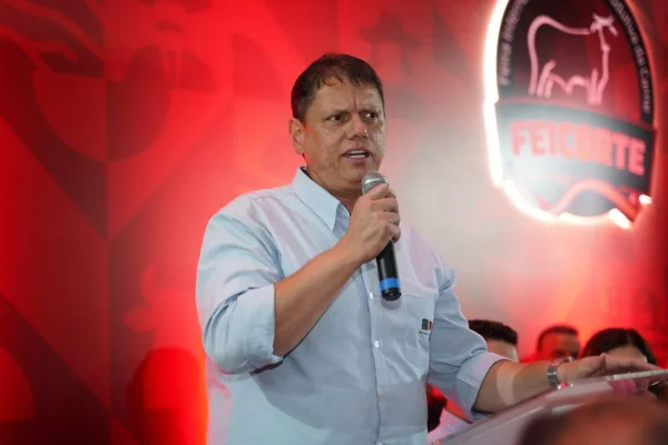 Tarcísio inicia campanha em cidade símbolo de “frente ampla” contra PT
