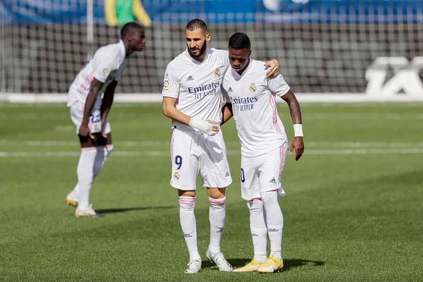 Benzema abraça Vinicius Jr