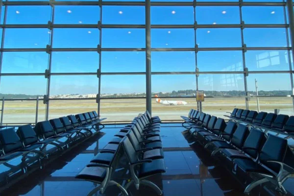 Imagem colorida mostra sala de embarque vazia no aeroporto de Guarulhos, em São Paulo; cancelamento de voos - Metrópoles