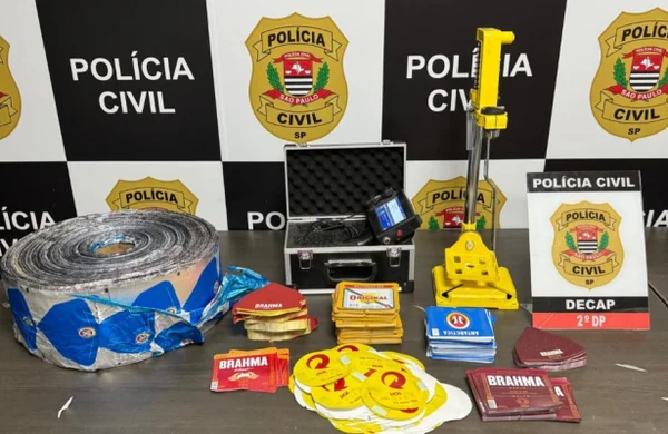 foto colorida de fábrica clandestina que vendia cervejas baratas com rótulos e tampinhas de marcas líderes; 31 foram presos - Metrópoles