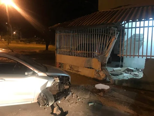 DF: adolescente é apreendido após bater em muro com veículo roubado