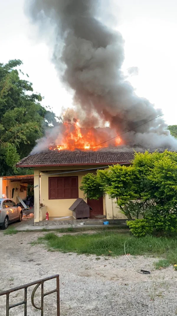 Homem ateia fogo em uma casa com seis pessoas