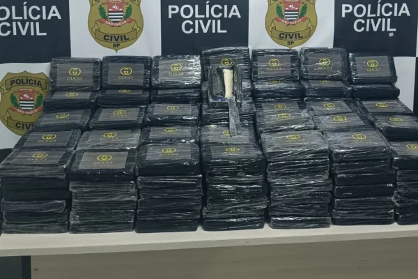 Mais de 200 quilos de cocaína foram encontrados pela Polícia Civil escondidos no compartimento de carga de um caminhão para tráfico de droga - Metrópoles
