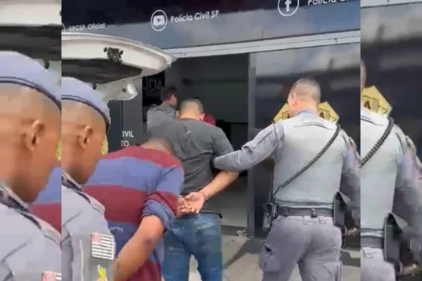 Foto colorida de homens sendo conduzidos por policiais militares (PMs) na Região Metropolitana de São Paulo.