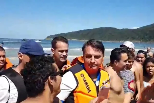No Guarujá, Bolsonaro passeia na praia e posa com aglomeração de apoiadores