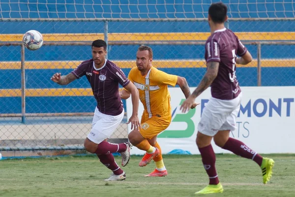Brasiliense fica no empate sem gols contra a Ferroviária