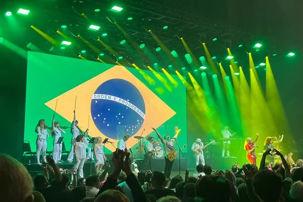 Fãs do ABBA The Show vibram ao som de Dancing Queen no Metrópoles Music