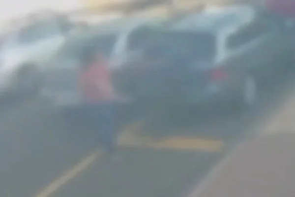 Imagem colorida de Câmera de segurança mostrando uma mulher atacando o ex-marido. Metrópoles