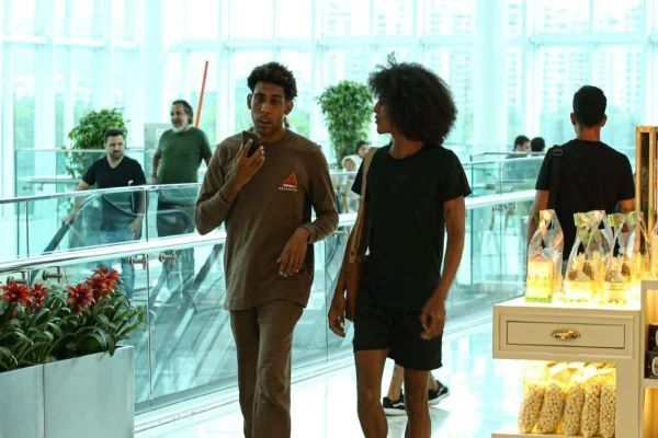 Atores de Família é Tudo são flagrados em shopping do Rio
