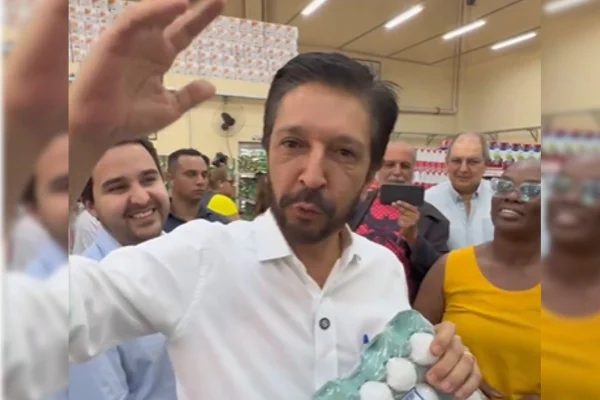 Ricardo Nunes com uma dúzia de ovos na mão
