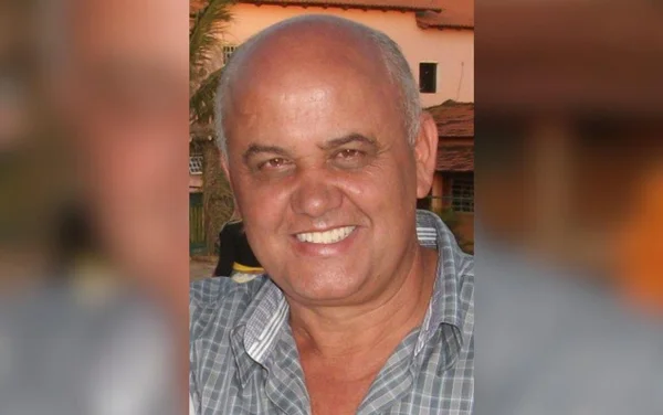 Homem calvo sorrindo