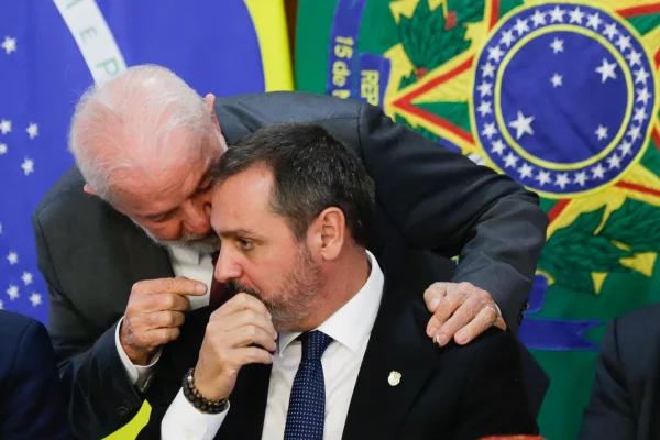 Andrei “não precisava ter ido à festa do Vorcaro” em Londres, diz Lula
