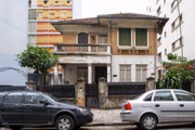 Margarida Bonetti raramente aparecia. Sempre que era vista, no entanto, tinha o rosto encoberto por um creme branco Margarida Bonetti raramente aparecia. Sempre que era vista, no entanto, tinha o rosto encoberto por um creme branco
