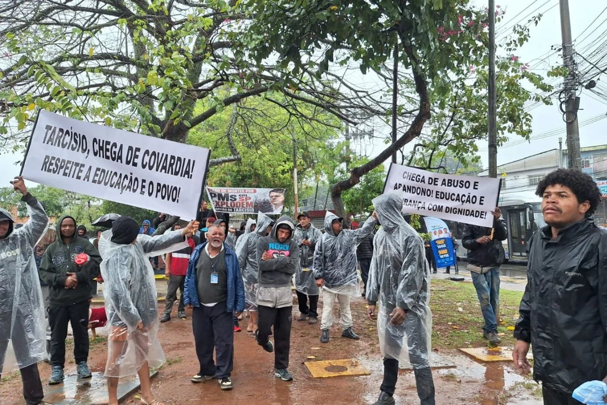 Manifestantes fazem protesto contra Tarcísio de Freitas no Grajaú Manifestantes fazem protesto contra Tarcísio de Freitas no Grajaú