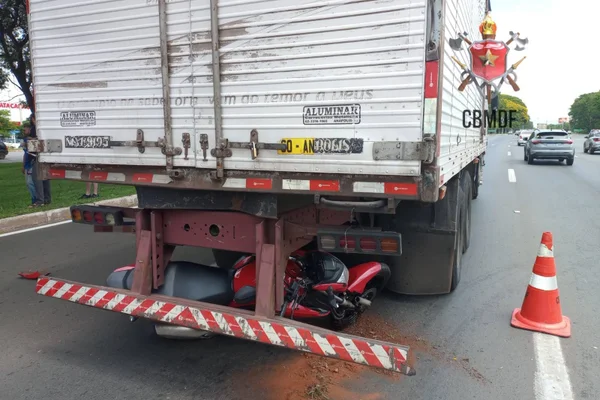 Moto sob caminhão na Epia Sul