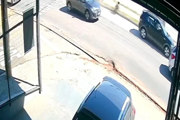 Imagem colorida de carro em alta velocidade atropelando um motociclista