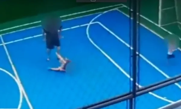 Vídeo: pai joga no chão criança que chutou bola no lugar do filho
