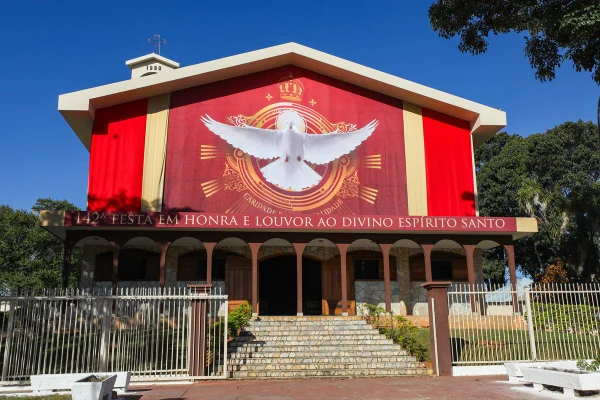 Imagem colorida de fachada de igreja