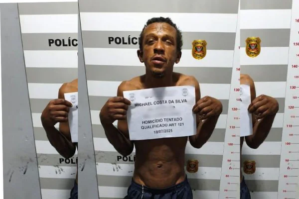 Imagens coloridas mostram homem preso pela polícia. Ele está sem casa, é magro, negro e com cabelos curtos, e segura uma placa de identificação