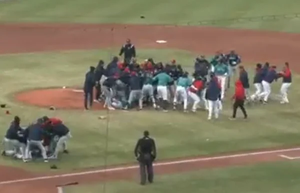 Vídeo: partida juvenil de beisebol termina com briga generalizada