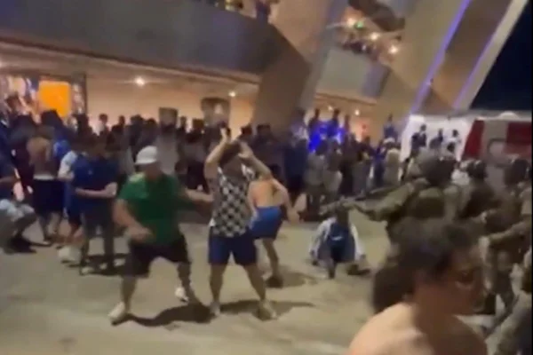 Imagem da torcida do Cruzeiro em briga com a polícia - metrópoles